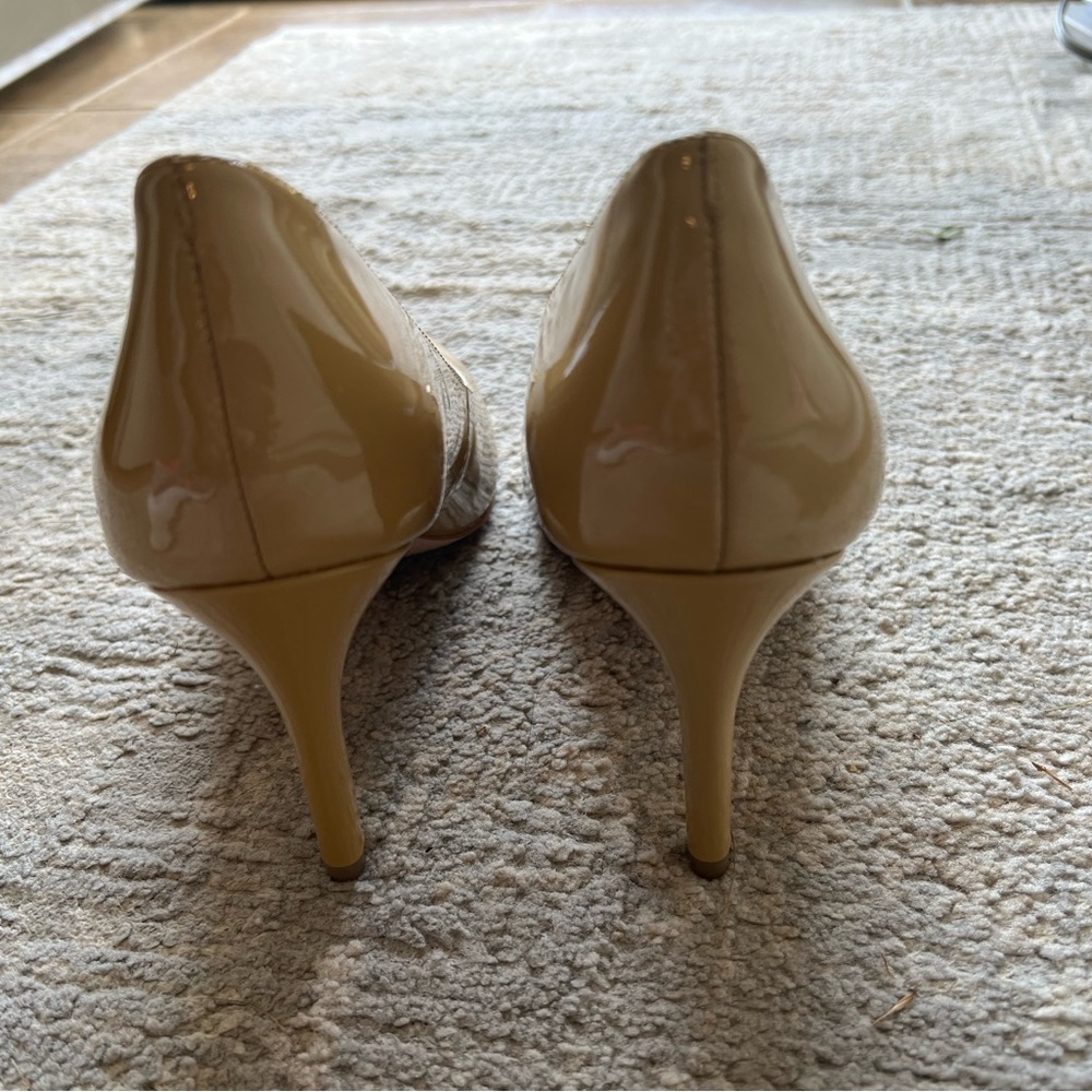 Nude pumps